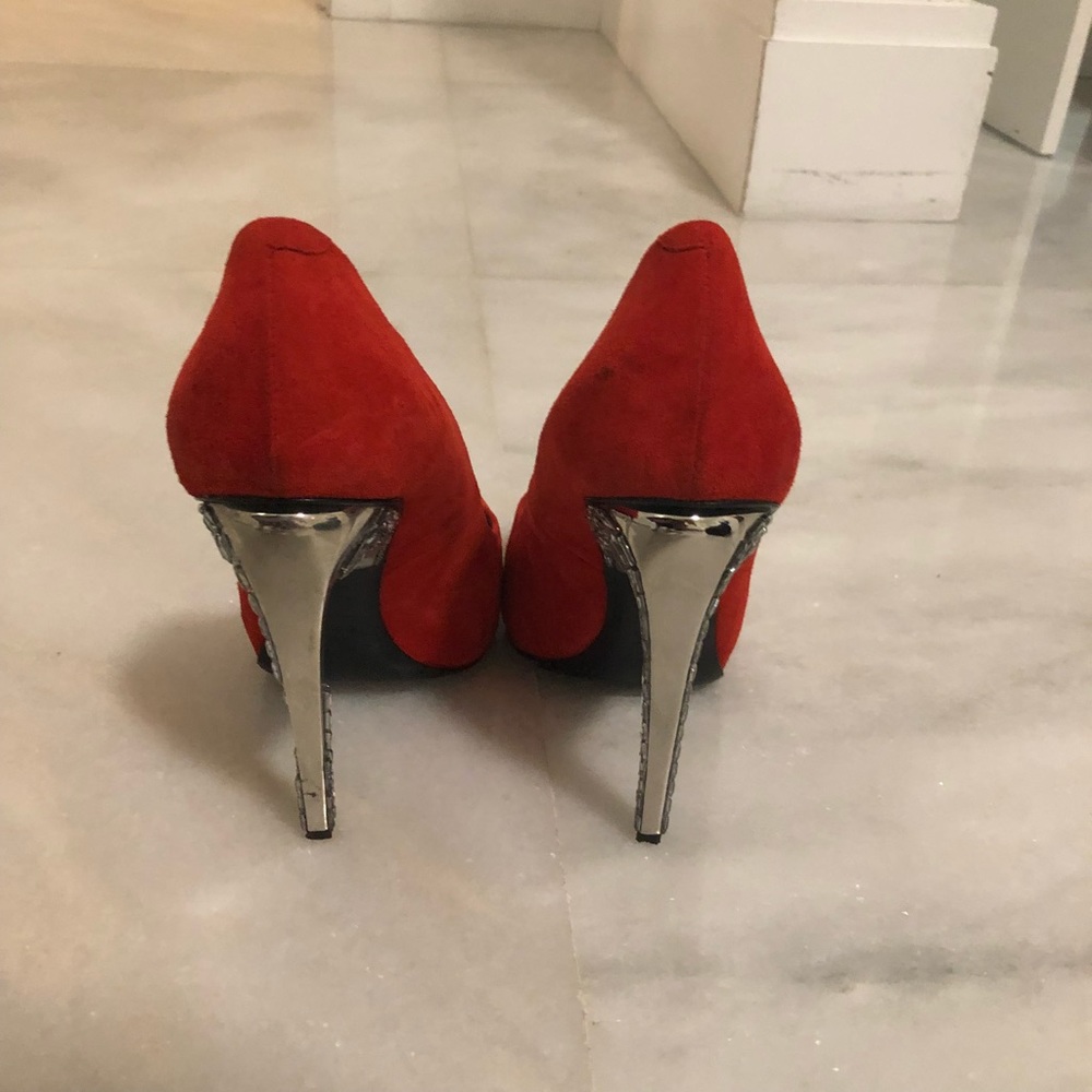 Red pumps - Picture 3 of 4